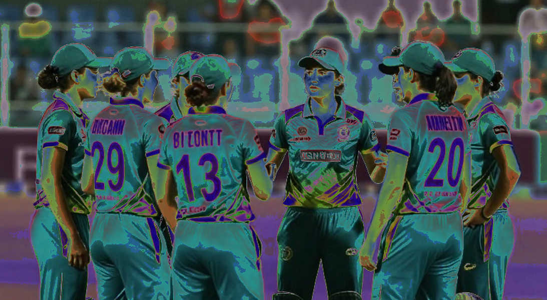 ওল্ড ট্র্যাফোর্ডের প্যাভিলিয়ন এন্ড: পঁচিশ বছরের হিসাব, আর একটি সিদ্ধান্ত যার ক্রমমিল নেই