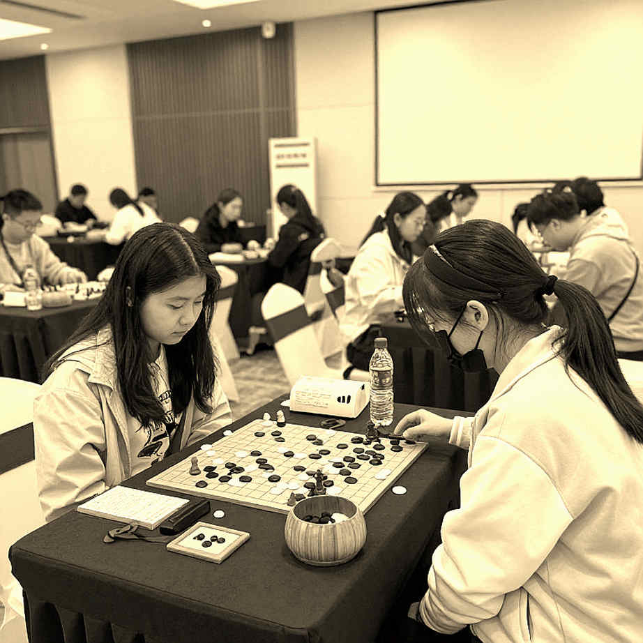 শিরোনাম এক জায়গায়, ফাইল আরেক জায়গায়: ChessBase Magazine #225, প্রাগ ২০২৫ এবং দাবা-সংবাদের অগোছালো প্লাম্বিং